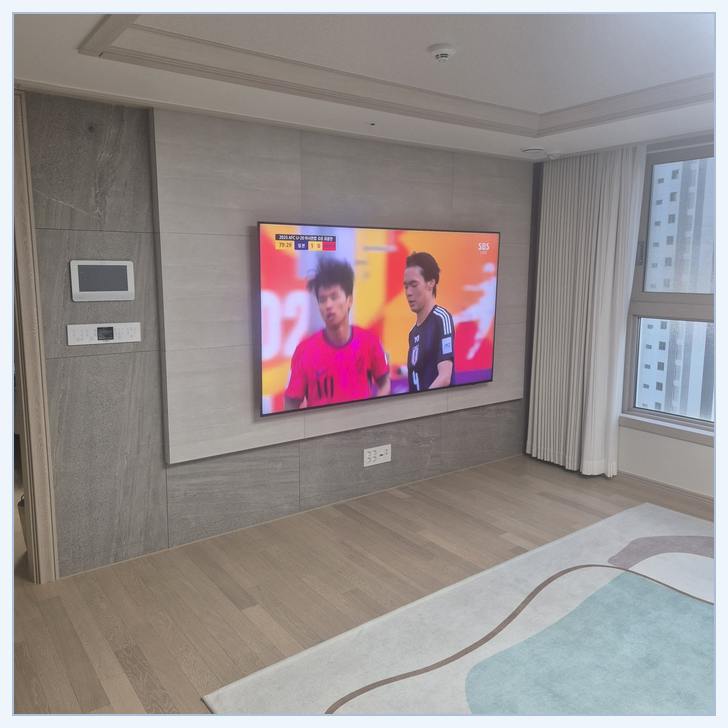 TV 전면과 벽의 여백을 함께 살펴볼 때 참고할 수 있는 사진 — 종로구 이전설치 참고