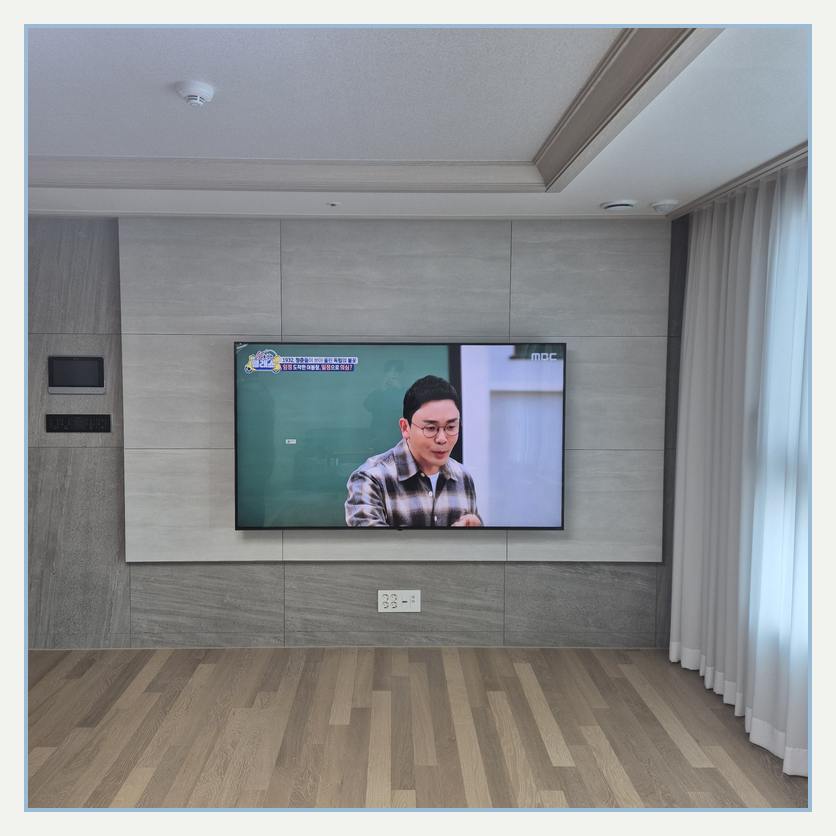 화면과 벽면의 배치 간격을 확인하는 벽걸이TV 사진 — 마포구 이전설치 참고