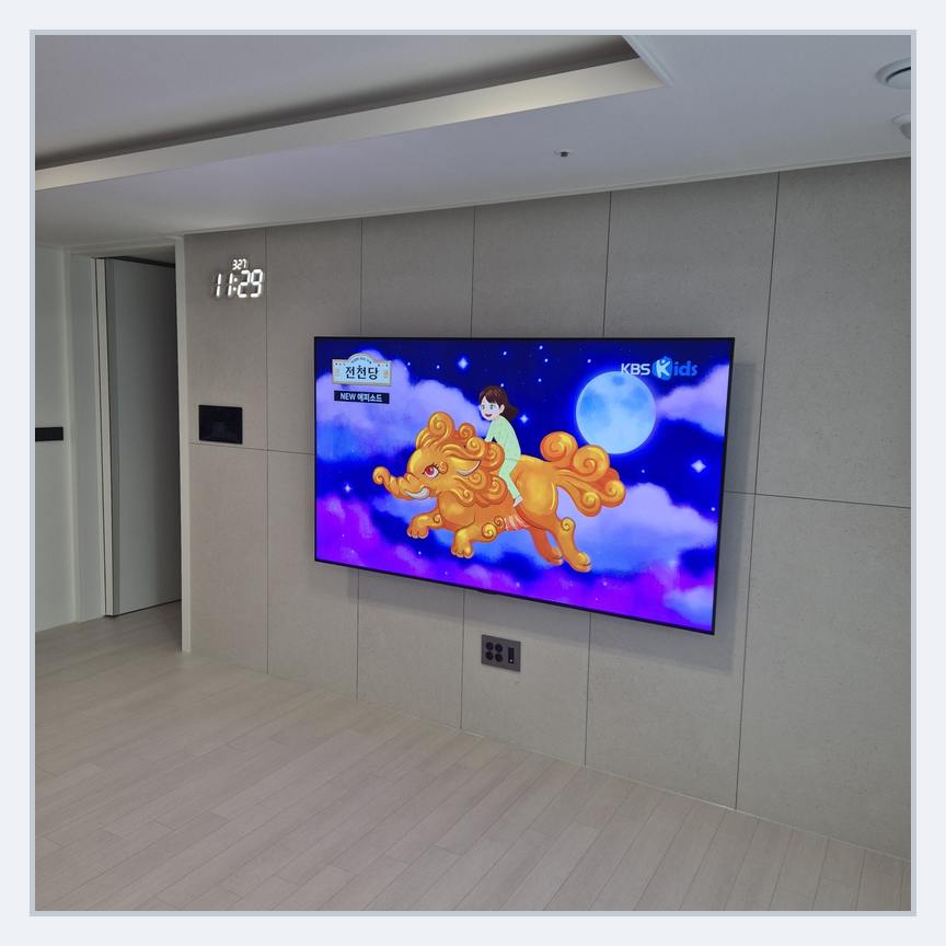 TV 전면과 벽의 여백을 함께 살펴볼 때 참고할 수 있는 사진 — 기존 TV 모델별, 마포·영등포 이전 참고