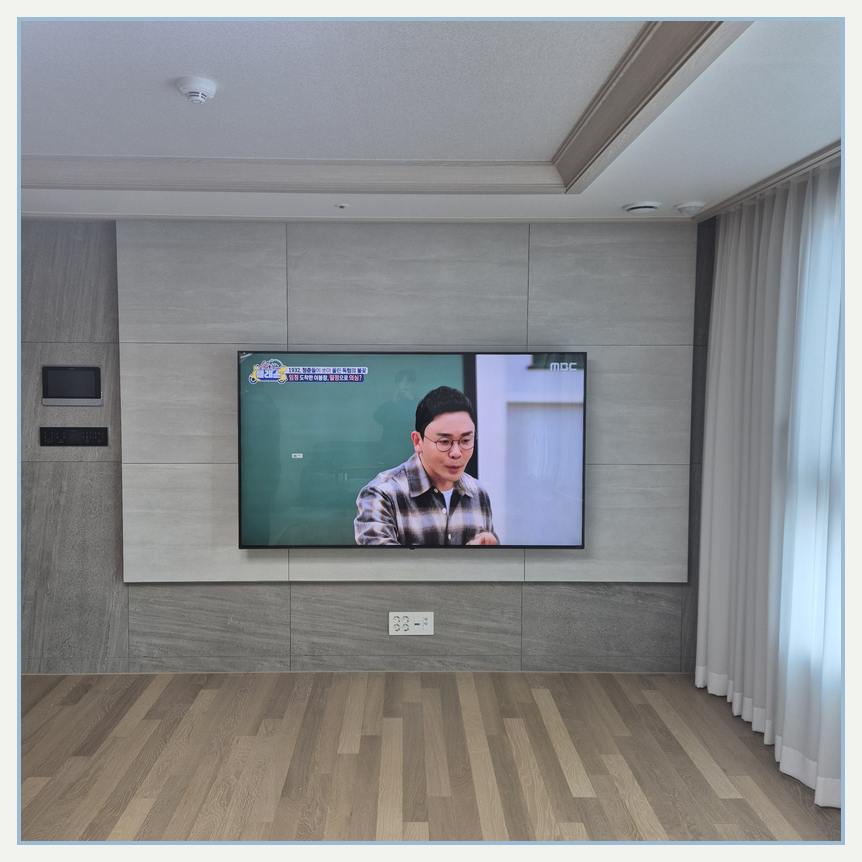 거치대 위치를 정하기 전에 화면 배치를 비교하는 실제 벽걸이TV 사진 — 75인치·77인치, 오산·화성 이전 참고