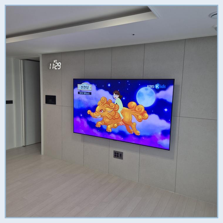 주변 가구와 시청 높이를 비교할 수 있는 TV 설치 참고 사진 — 수원시 이전설치 참고