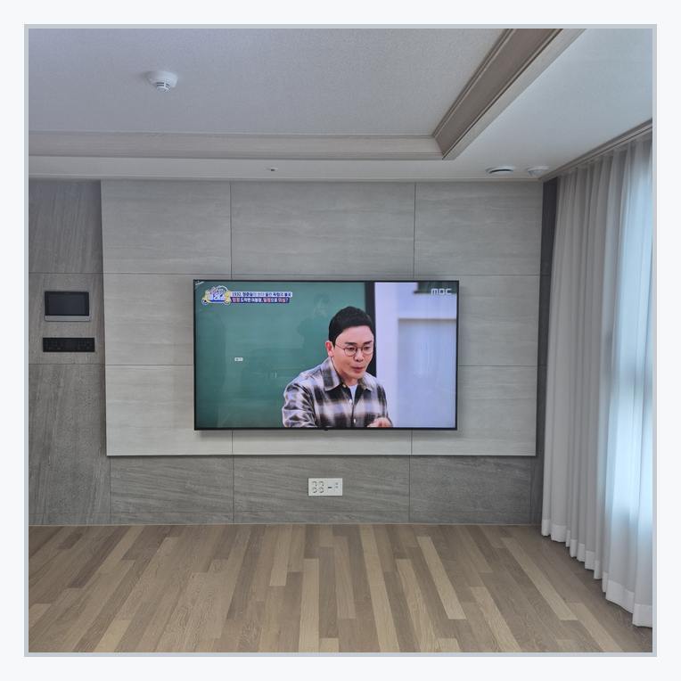 화면과 벽면의 배치 간격을 확인하는 벽걸이TV 사진 — 기존 TV 모델별, 분당·수지 이전 참고