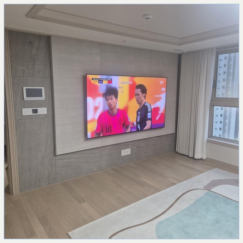 화면과 벽면의 배치 간격을 확인하는 벽걸이TV 사진 — 75인치·77인치, 철원·양구 이전 참고